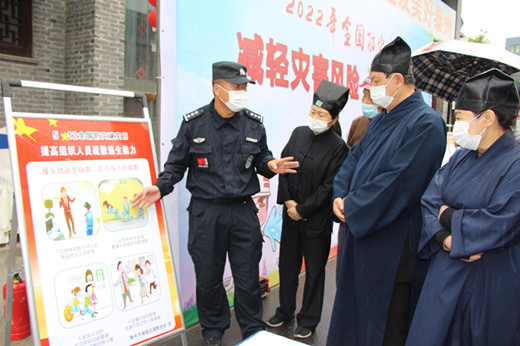 泰州市海陵区道协开展“5.12全国防灾减灾日”宣传活动