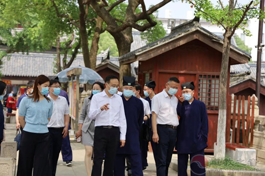 苏州市委常委、统战部长王飏一行到苏州玄妙观走访检查疫情防控和生产安全工作