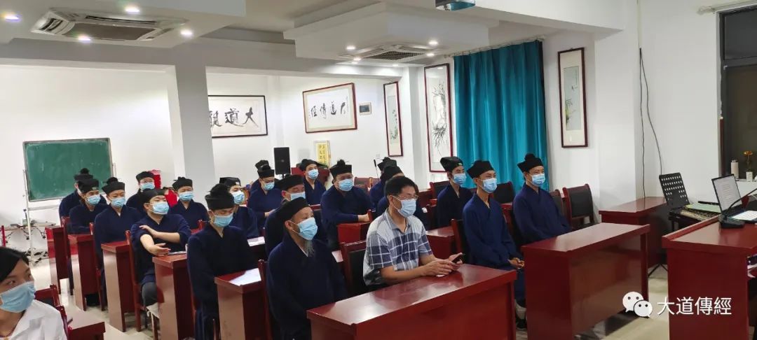 武汉大道观组织全体道众学习《中华人民共和国反有组织犯罪法》