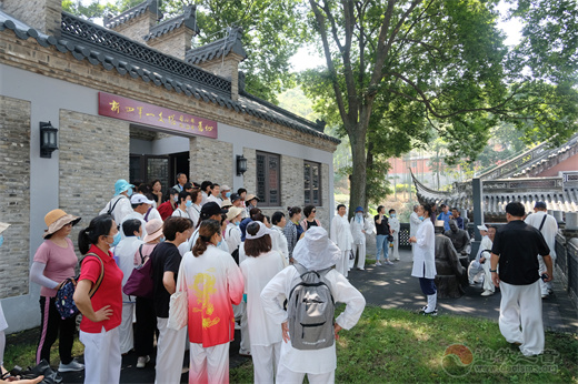 金坛老年大学一行到茅山乾元观开展爱国主义教育活动