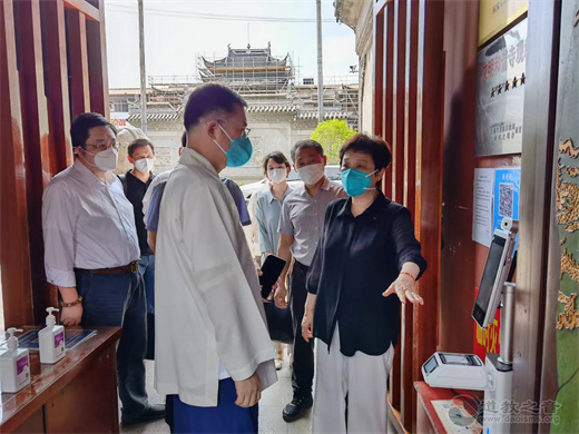 上海市委统战部副部长，市民宗局党组书记、局长王珏到上海城隍庙检查指导恢复开放准备工作