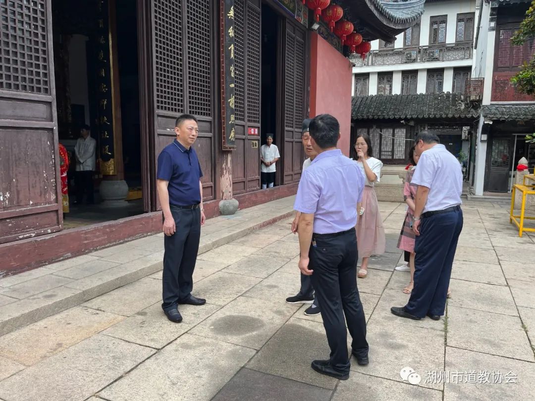 湖州市委统战部副部长、市民宗局局长朱德清一行莅临湖州府庙调研