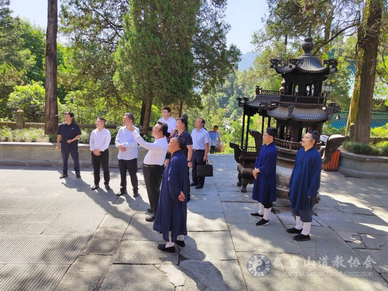 十堰市市委常委、统战部部长张涛一行到武当山紫霄宫实地调研