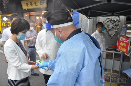 上海市黄浦区委常委、统战部部长卢正到上海城隍庙走访检查指导场所恢复开放防疫工作