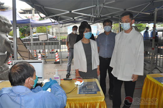 上海市黄浦区委常委、统战部部长卢正到上海城隍庙走访检查指导场所恢复开放防疫工作