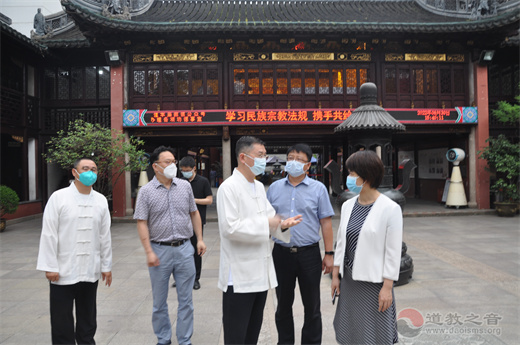 上海市黄浦区委常委、统战部部长卢正到上海城隍庙走访检查指导场所恢复开放防疫工作