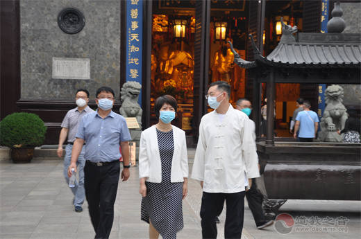 上海市黄浦区委常委、统战部部长卢正到上海城隍庙走访检查指导场所恢复开放防疫工作