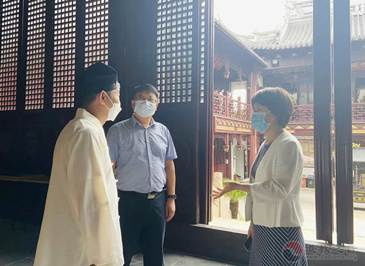 上海市黄浦区委常委、统战部长卢正走访检查上海白云观恢复限流开放的防疫工作