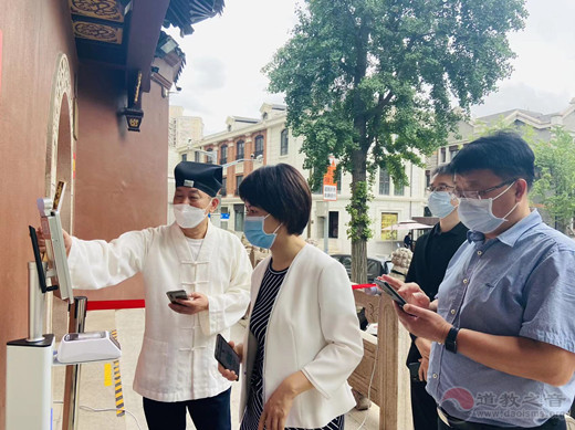 上海市黄浦区委常委、统战部长卢正走访检查上海白云观恢复限流开放的防疫工作