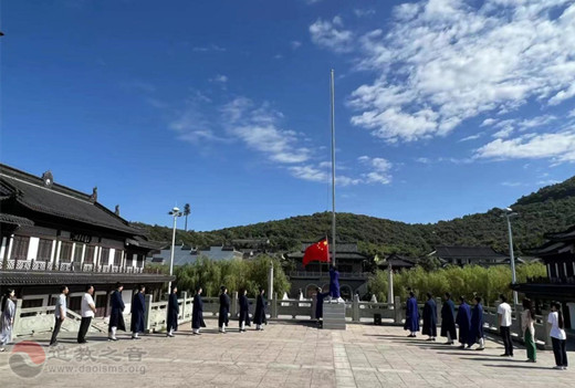 镇江市道协组织各场所举行庆“七一”升国旗仪式