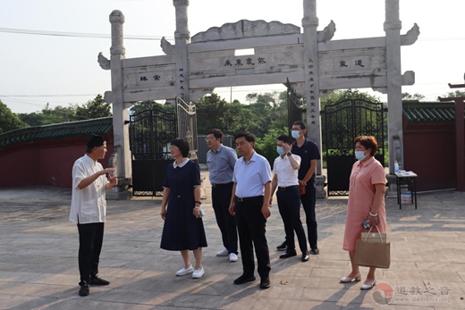 江苏省政协社会法制（民族宗教）委员会副主任李丽珍一行到镇江润州道院走访调研