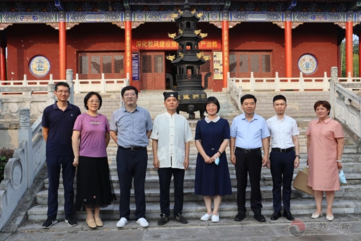 江苏省政协社会法制（民族宗教）委员会副主任李丽珍一行到镇江润州道院走访调研