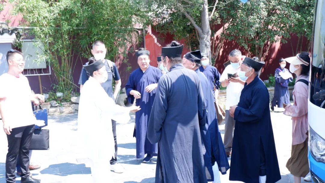 青岛市委统战部郑全彤处长一行到武汉长春观调研