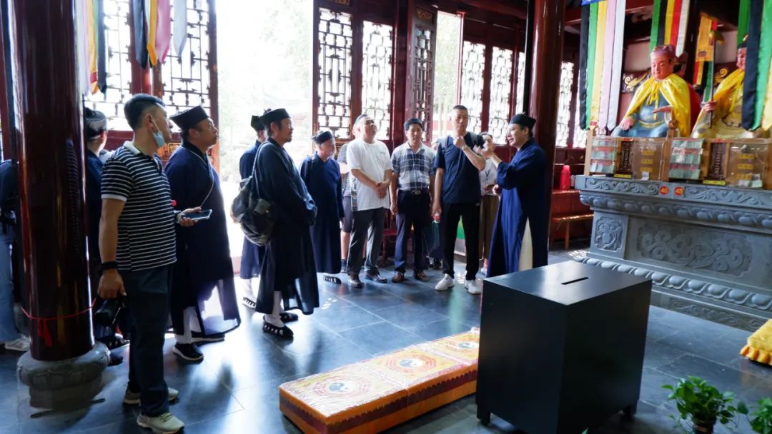 青岛市委统战部郑全彤处长一行到武汉长春观调研