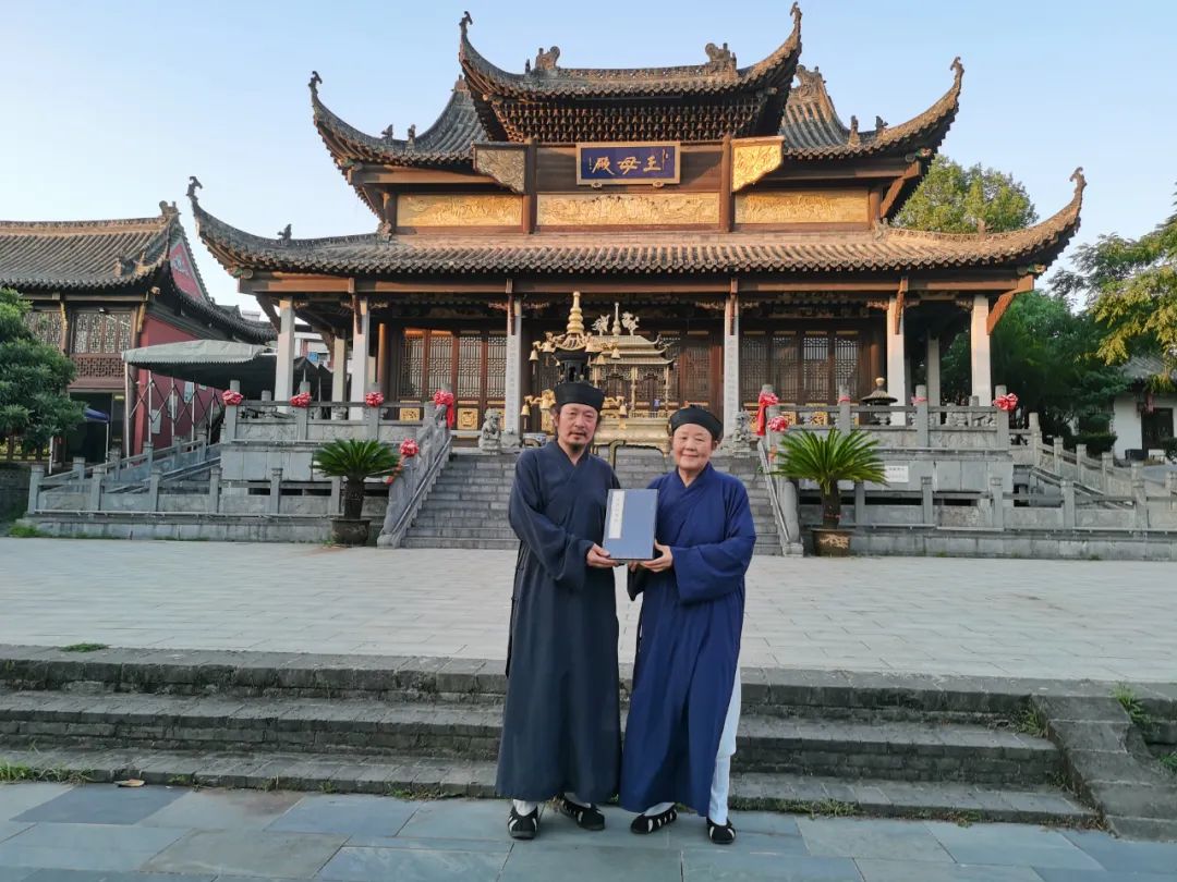 青岛市委统战部郑全彤处长一行到武汉长春观调研