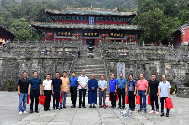 重庆市黔江区政协副主席张光平一行赴武当山考察