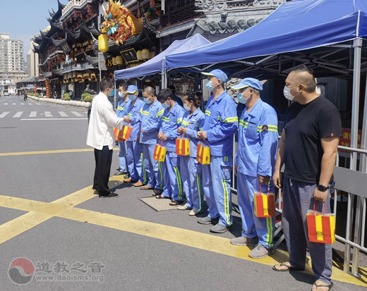 上海城隍庙慰问一线环卫工人