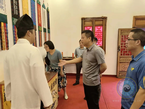 宜春市委统战部副部长章志强一行到閤皂山大万寿崇真宫调研