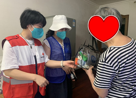 上海市黄浦区邑庙慈爱为老社关怀失独老人盛夏清凉送上门