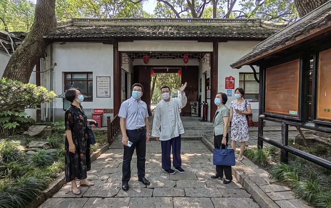 上海市嘉定区人大侨民宗工委主任沈越岭一行走访嘉定城隍庙