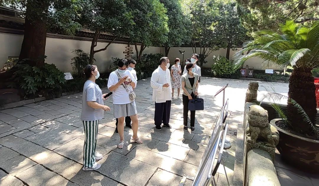 上海市嘉定区人大侨民宗工委主任沈越岭一行走访嘉定城隍庙