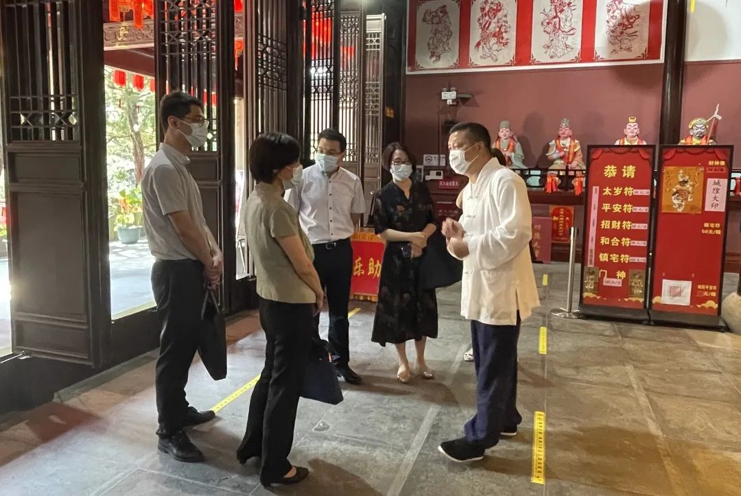上海市嘉定区人大侨民宗工委主任沈越岭一行走访嘉定城隍庙