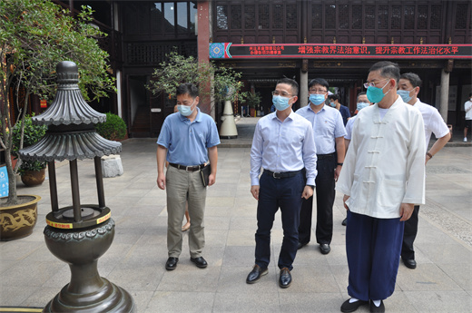 上海市人大常委会宗教事务条例执法检查组到上海城隍庙走访调研