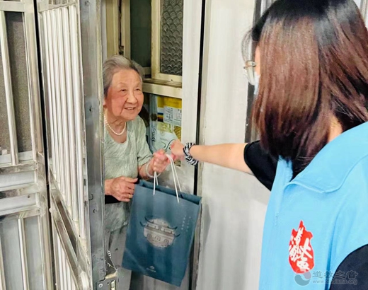 上海白云观慈爱功德会开展“中秋送团圆”系列慈善慰问活动