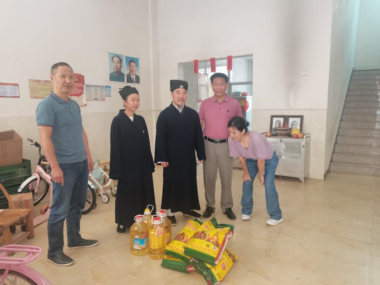 瑞金市玉皇观积极开展扶贫济困走访慰问活动