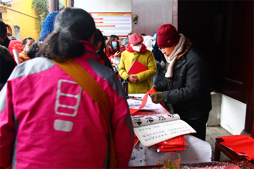 苏州城隍庙举行“送春联”公益活动