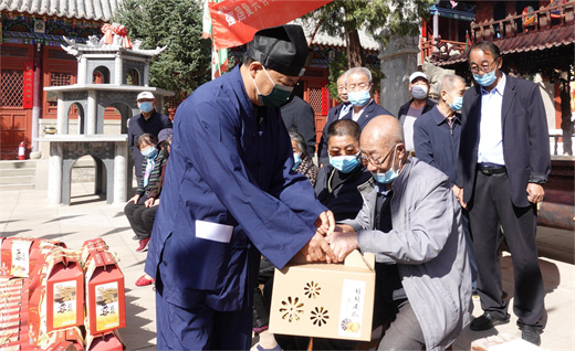 榆林市关公文化研究会和东山关帝庙举行九九重阳敬老爱心活动