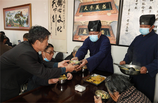 榆林市关公文化研究会和东山关帝庙举行九九重阳敬老爱心活动