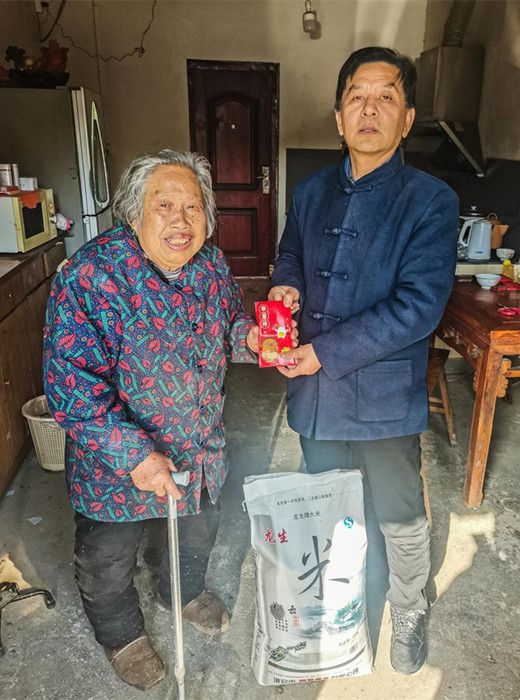 镇江市道教协会一行走访慰问困难群众