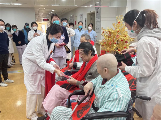 “瑞兔送福 守护健康”——上海白云观慈爱功德会开展爱老敬老迎新活动
