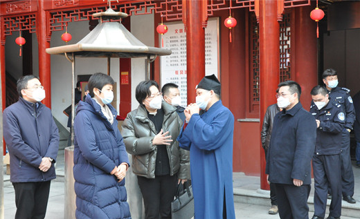 上海市浦东新区副区长左轶梅到钦赐仰殿道观检查春节香讯安全工作