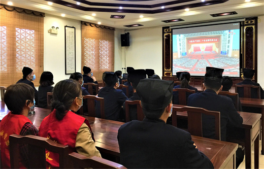 苏州城隍庙举行升国旗仪式并组织观看党的二十大开幕会