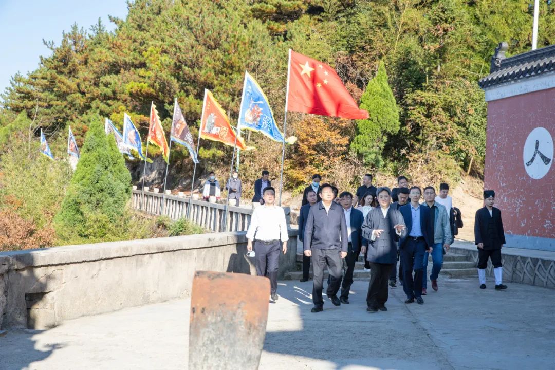 江西省委统战部副部长喻志勇一行到葛仙山葛仙祠调研