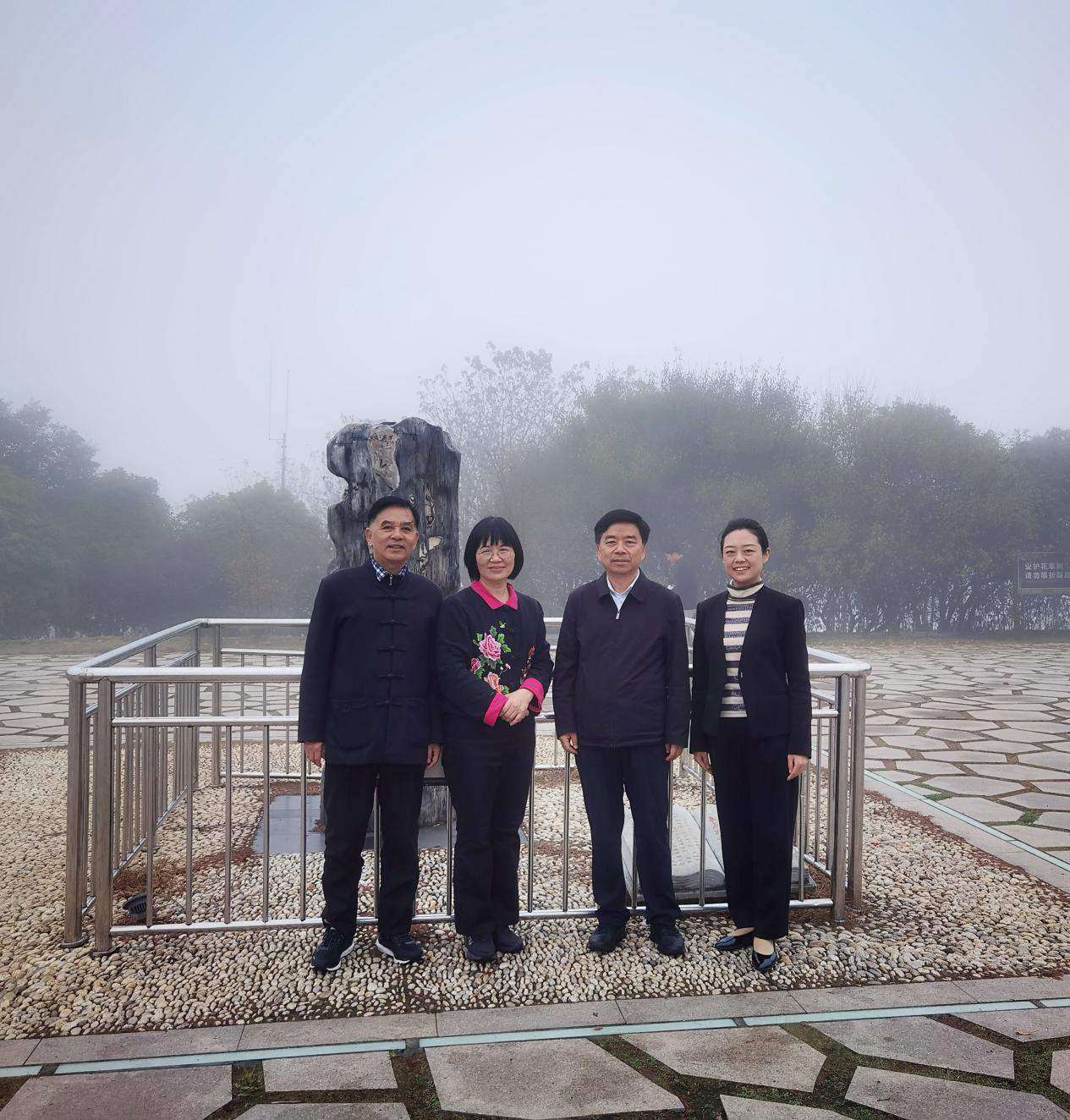 江苏省政协民宗侨副主任李丽珍一行到南京方山洞玄观参访