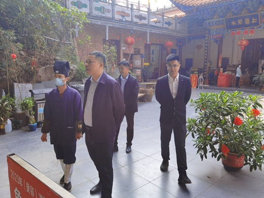桂平市委统战部部长李进清到白沙罗丛岩走访看望道教人士