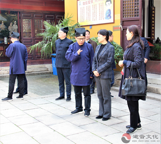 苏州市人大常委会黄靖副主任等一行到苏州城隍庙调研