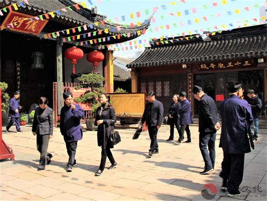 苏州市人大常委会黄靖副主任等一行到苏州城隍庙调研