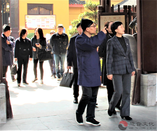 苏州市人大常委会黄靖副主任等一行到苏州城隍庙调研