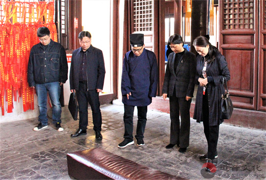 苏州市人大常委会黄靖副主任等一行到苏州城隍庙调研