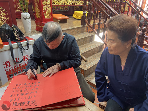 台湾知名人士陆炳文三谒厦门朝宗宫