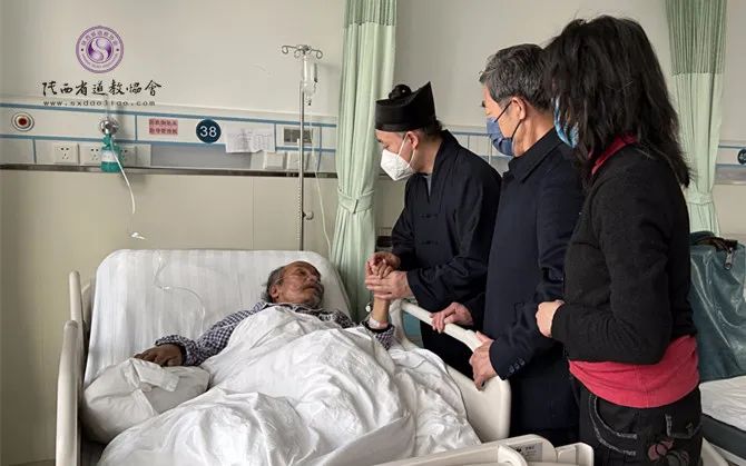 陕西省道教协会胡诚林会长一行看望患病老道长