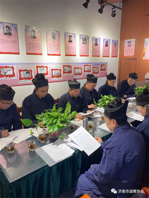 济南市道教协会召开学习两会专题会议并举行大峰山峯云观道教中国化教育实践基地揭牌仪式