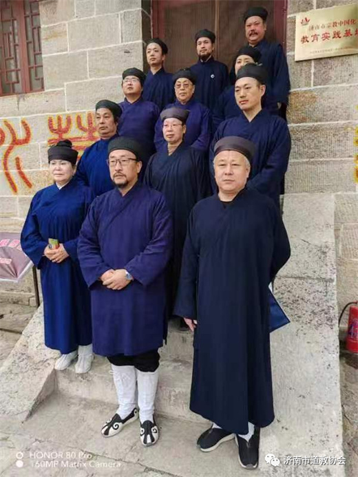 济南市道教协会召开学习两会专题会议并举行大峰山峯云观道教中国化教育实践基地揭牌仪式