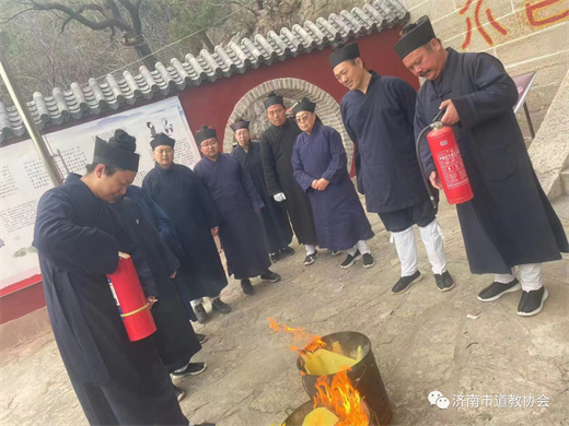 济南市道教协会召开场所负责人会议签订《济南市道教活动场所安全管理责任书》