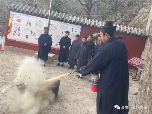 济南市道教协会召开场所负责人会议签订《济南市道教活动场所安全管理责任书》