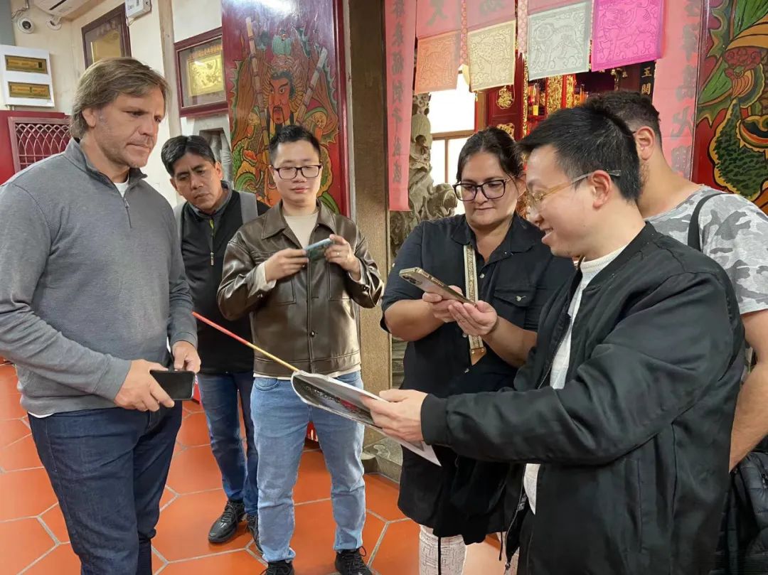 金门妈祖宫庙文化发展协会理事长杨耀芸及阿根廷友人相继到访朝宗宫